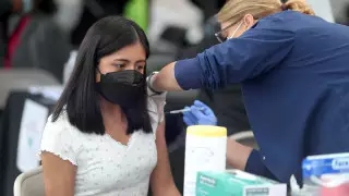 Информацию о вакцинации в ТРЦ прокомментировал аким Алматы