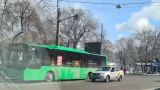 У автобуса на ходу вылетело колесо в Алматы
