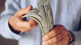 100 тысяч долларов за проверку: чиновника из налоговой подозревают в коррупции