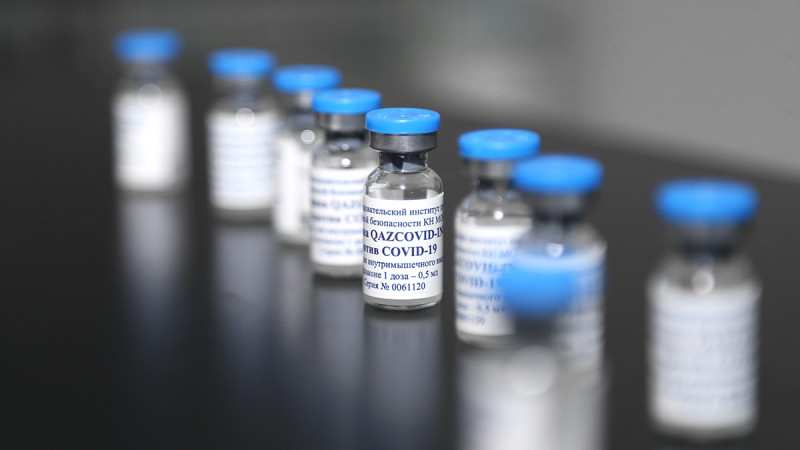 Первые 50 тысяч доз казахстанской вакцины доставят в регионы в апреле