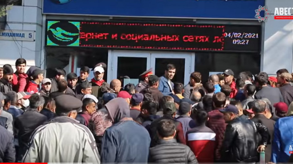 Трудовые мигранты устроили давку при покупке авиабилетов из Душанбе в РФ