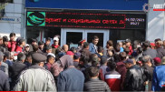 Трудовые мигранты устроили давку при покупке авиабилетов из Душанбе в РФ