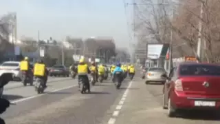 Доставщики еды провели шествие по улицам Алматы