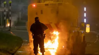 Полицию забросали камнями в Северной Ирландии