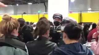 Толпу после смягчения карантина сняли на видео в одном из ТРЦ Алматы