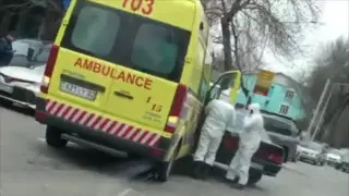 Скорая выехала на встречку и врезалась в авто в Алматы