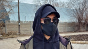 Загадочный человек в маске помогает нуждающимся в Уральске