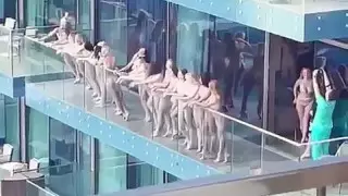 Участников "голой фотосессии" депортируют из Дубая