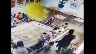 Тащит за волосы: видео с воспитателем из Атырауской области попало в Сеть