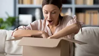 "iPhone и золотые монеты". Вскрывающая чужие посылки женщина прославилась в Сети