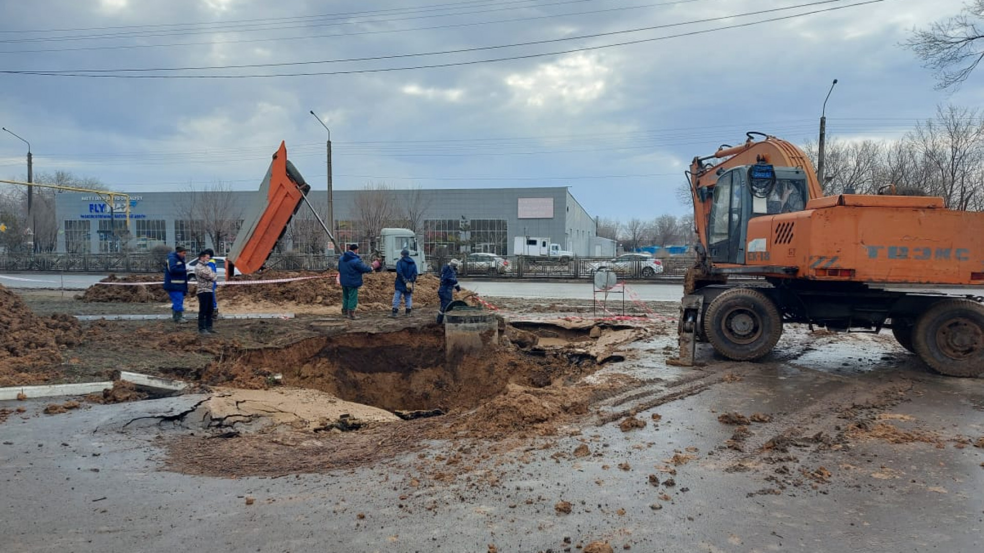 Асфальт провалился из-за аварии на коллекторе Уральска: 08 апреля 2021  14:25 - новости на Tengrinews.kz