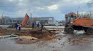 Асфальт провалился из-за аварии на коллекторе Уральска
