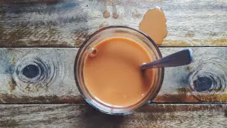 Ученый рассказал, как правильно заварить чай с молоком в регионах с жесткой водой