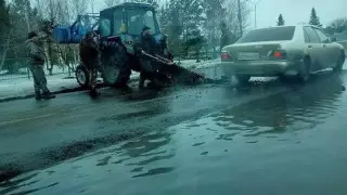 "Распилили новый асфальт". Сельчане пожаловались на методы борьбы с паводками