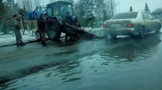 "Распилили новый асфальт". Сельчане пожаловались на методы борьбы с паводками