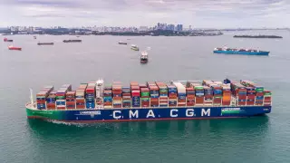 Гигантский контейнеровоз установил рекорд по количеству взятого груза