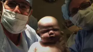 "Родился уже взрослым мужчиной". Женщина выложила видео с 6,5-килограммовым новорожденным сыном