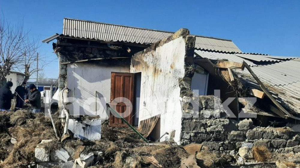 Дом обрушился из-за взрыва неизвестного вещества в Актюбинской области