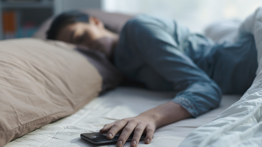 Китайский физик объяснил, опасно ли спать рядом со смартфоном