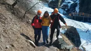 Туристке с горной болезнью помогли спасатели Алматы