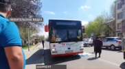 Маленькая девочка попала под автобус по пути на работу к отцу в Шымкенте