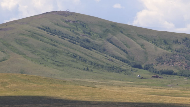 Гора Мырзашоқы возле сёла Каражар. Раньше сигнал можно было поймать только 
на возвышенности. Фото: архив семьи Жусупбаевых