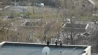 Опасную прогулку детей на крыше многоэтажки засняли в Алматы