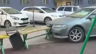 Авто без водителя едва не протаранило детскую площадку в Алматы