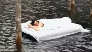 Девушка на матрасе посреди озера Каинды: авторов ролика могут наказать