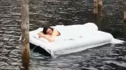 Девушка на матрасе посреди озера Каинды: авторов ролика могут наказать