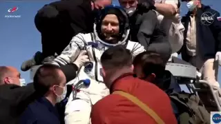 Космонавты покинули приземлившийся в степях Казахстана корабль