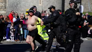 Полуголая женщина попыталась сорвать похороны принца Филиппа