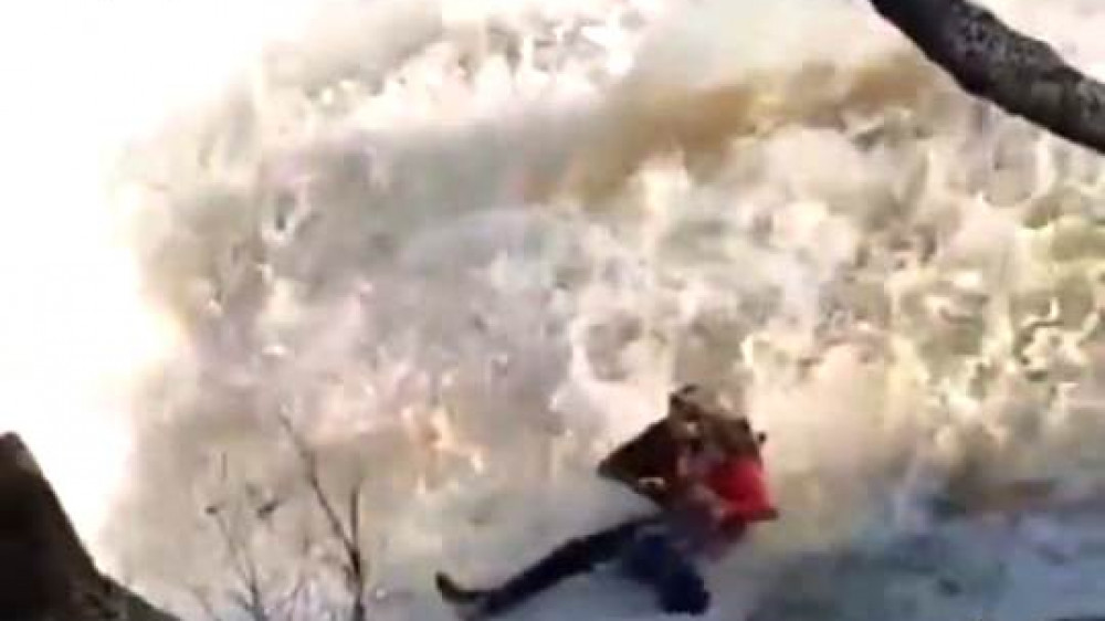 Видео падения мужчины и ребенка в водопад появилось в Сети