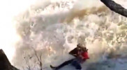 Видео падения мужчины и ребенка в водопад появилось в Сети
