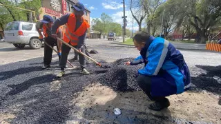 "Некачественный асфальт возвращаем". Контроль за дорожниками усилили в Алматы
