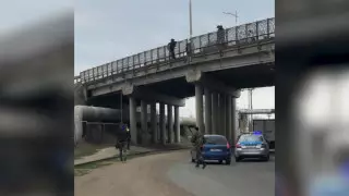 Мужчина пытался спрыгнуть с моста в Уральске