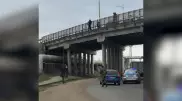 Мужчина пытался спрыгнуть с моста в Уральске