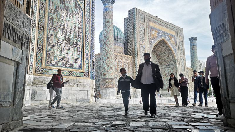 Вид на медресе Шердор из медресе Улугбека на площади Регистан в Самарканде. Фото©Алишер Ахметов