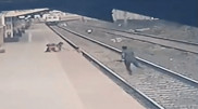 Героический поступок железнодорожника восхитил пользователей Сети