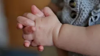 Маленького мальчика нашли на остановке в Алматы