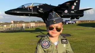 7-летний мальчик впервые пилотировал самолет в память об умершей от рака матери