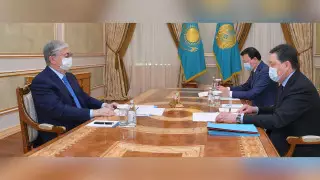 Токаеву отчитались о вакцинации в Казахстане