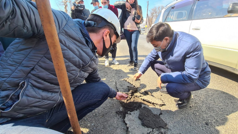 Аким Усть-Каменогорска проверил работы по ремонту дорог в городе