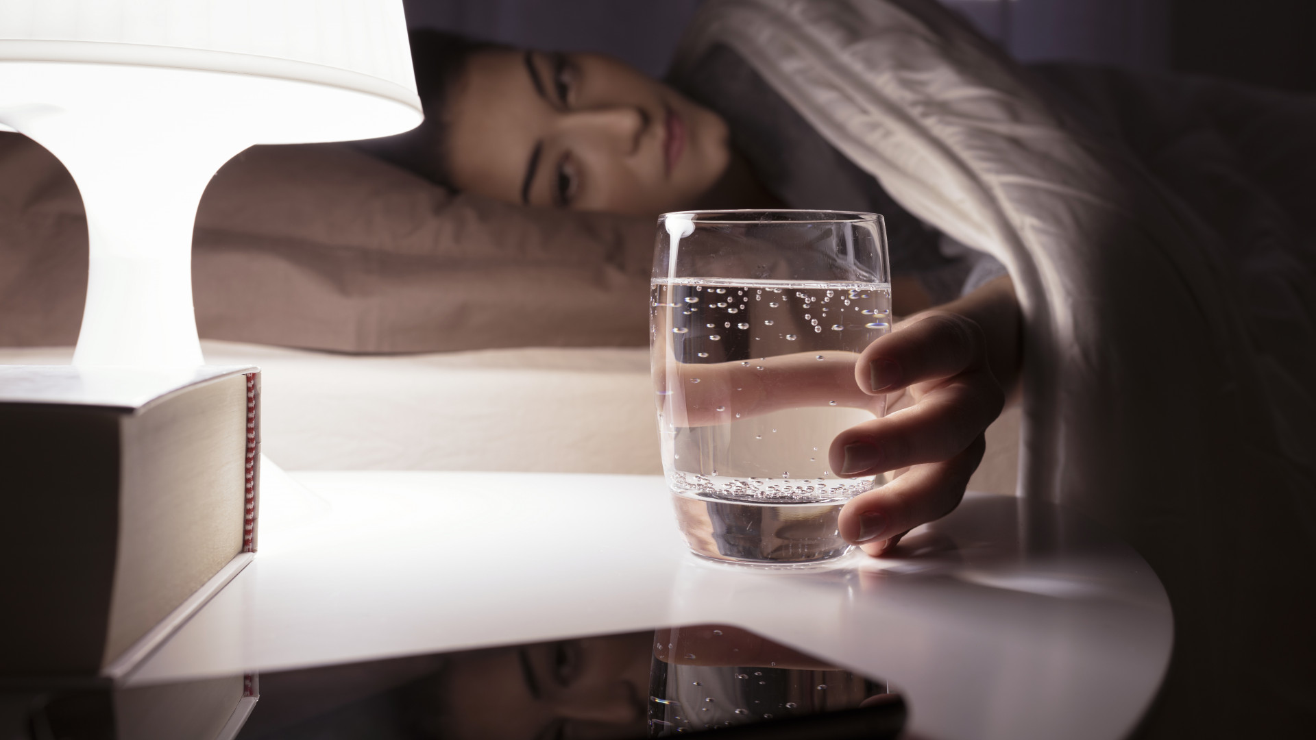 Минеральная вода на ночь. Стакан воды на постели. Пить воду перед сном. Питьё воды ночью. Ночная жажда.