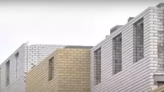 Дом без пола и потолков построили для жителей в Павлодаре