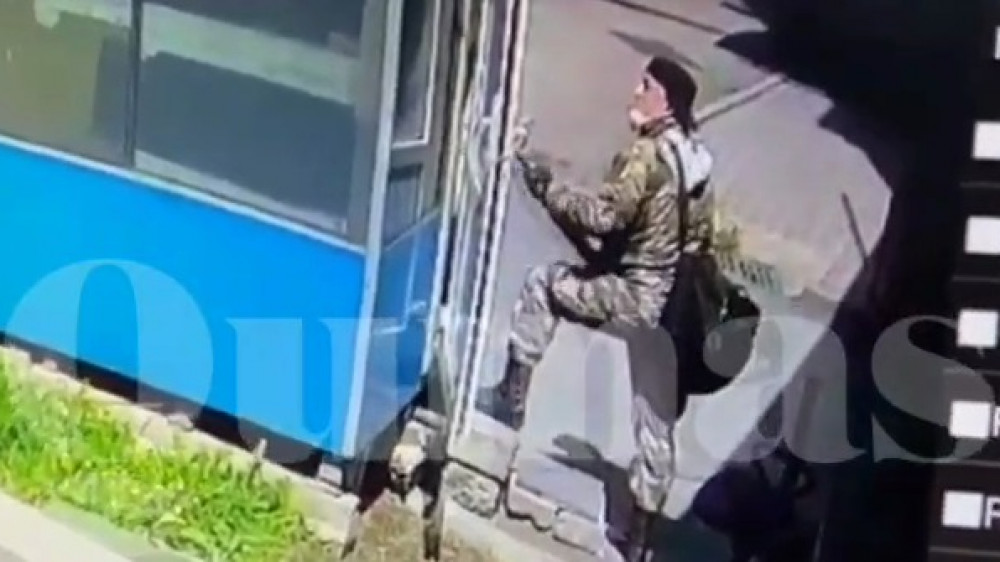 Стрельба в Алматы: появилось видео нападения на охранника