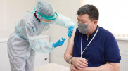 Аким Атырауской области вакцинировался от коронавируса