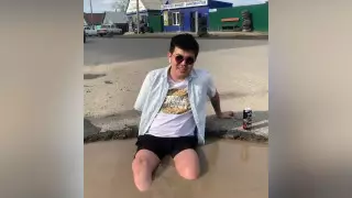 Актюбинец с ампутированными ногами потроллил строителей дорог