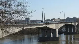 "Без слез смотреть нельзя". Мост в Семее пришел в плачевное состояние