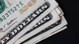 Курс доллара еще немного снизился